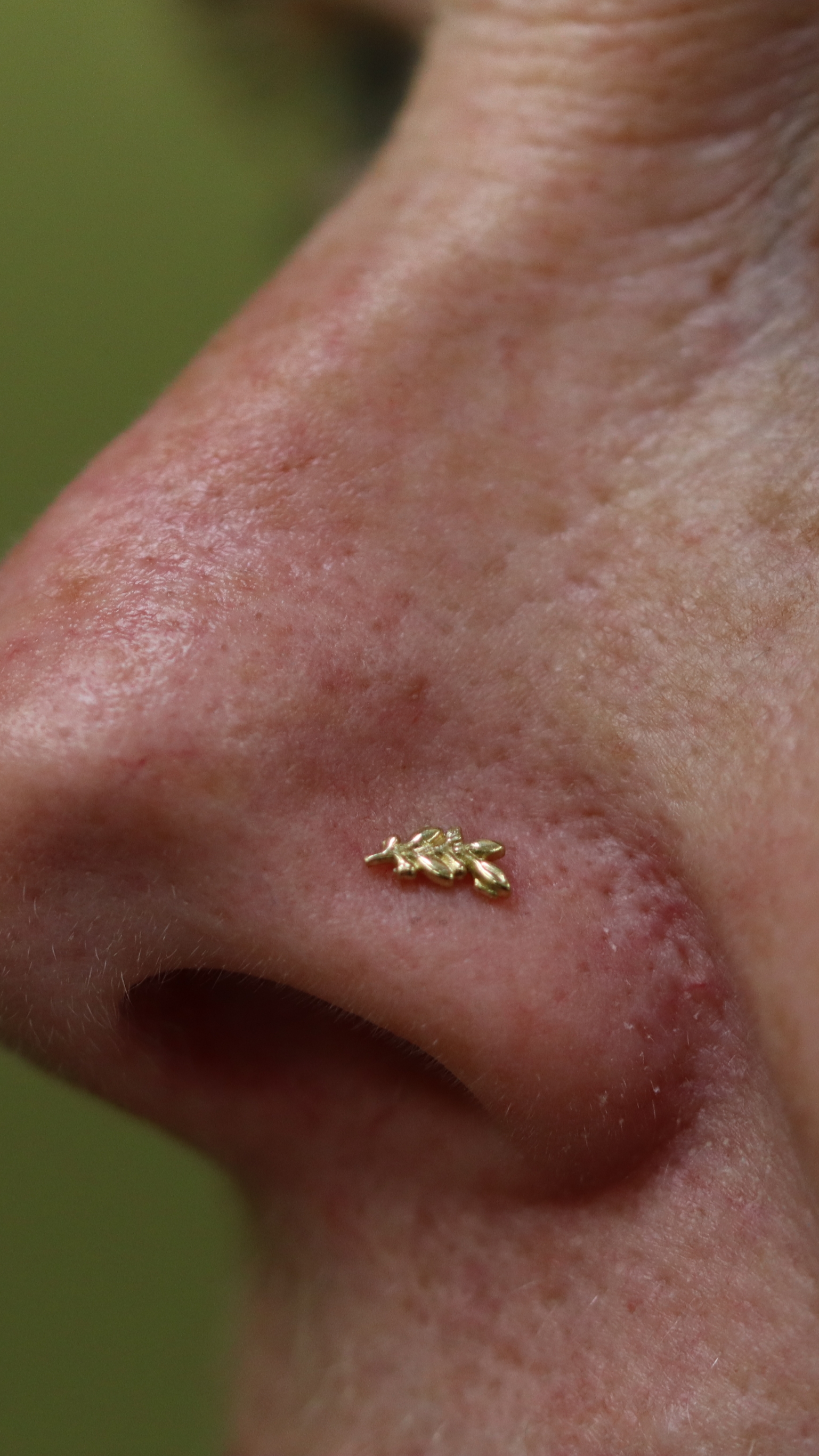 Nostril piercing with 18k yellow gold The Ruins from Ixus fine jewellery